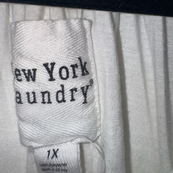 🎉White Flutter Sleeve Blouse - Picture 2 of 3